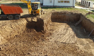 Рытье котлованов под фундамент в Большом Камне – цена от 2604 руб. за м3 | 2Землекопа-Бль